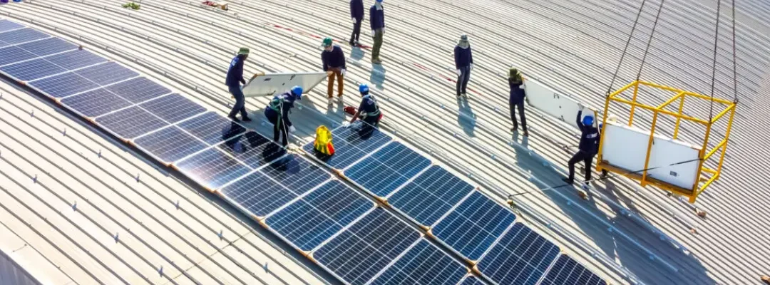 Operations & Maintenance (O&M) of Solar Plants in Housing Societies – AMC Plans, Cost Savings & Real Examples