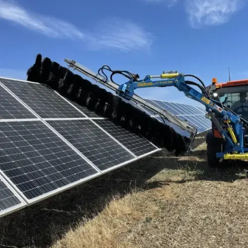 Solar Panel Cleaning Tractor (1) Solar Panel Cleaning Tractor (1)