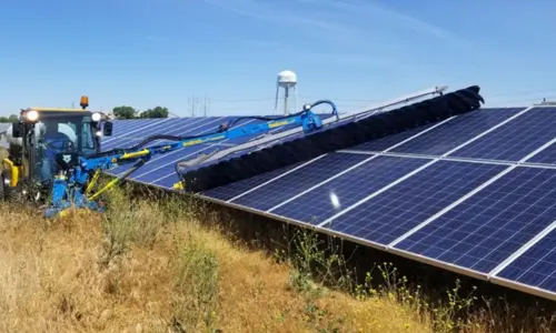 Solar Panel Cleaning Tractor Solar Panel Cleaning Tractor<br />